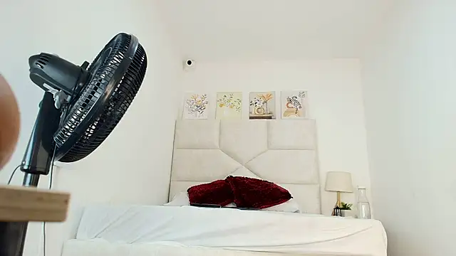 Snapshot of elizawiliamst chatting on March 21, 11:59 am elizawiliamst online show from March 21, 11:59 am