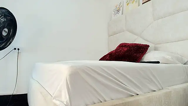 Snapshot of elizawiliamst chatting on April 1, 1:12 pm elizawiliamst online show from April 1, 1:12 pm