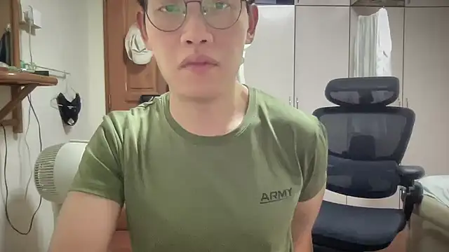 Snapshot of Passionatetwink2 chatting on October 10, 5:12 pm Passionatetwink2 online show from October 10, 5:12 pm