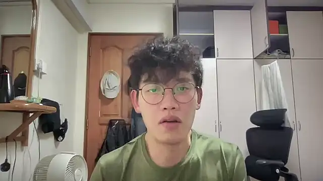 Snapshot of Passionatetwink2 chatting on October 13, 8:47 am Passionatetwink2 online show from October 13, 8:47 am