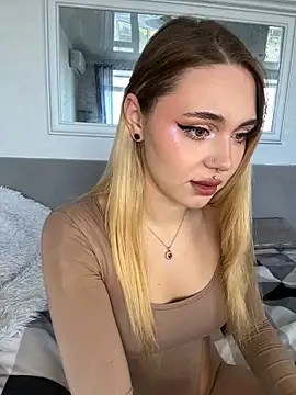 Snapshot of LunaMillie chatting on September 16, 8:37 am LunaMillie online show from September 16, 8:37 am