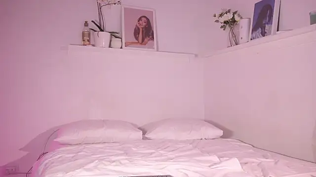 Snapshot of sweettener_ chatting on October 21, 11:44 am sweettener online show from October 21, 11:44 am