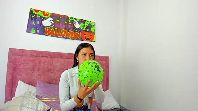 Snapshot of Vaiolet_Miller chatting on October 4, 8:29 pm Vaiolet Miller online show from October 4, 8:29 pm