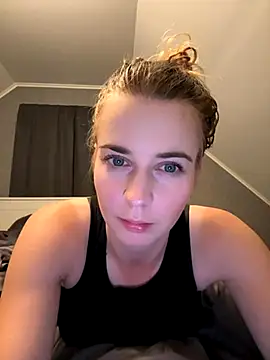 Snapshot of ellieen chatting on October 13, 9:59 pm ellieen online show from October 13, 9:59 pm