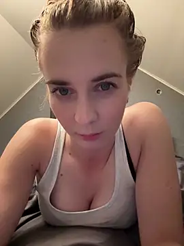 Snapshot of ellieen chatting on October 15, 9:15 pm ellieen online show from October 15, 9:15 pm