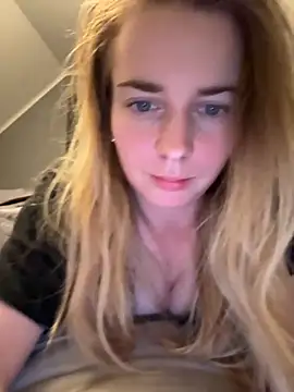 Snapshot of ellieen chatting on October 30, 10:32 pm ellieen online show from October 30, 10:32 pm