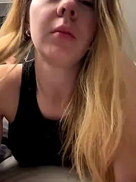 Snapshot of ellieen chatting on October 31, 10:55 pm ellieen online show from October 31, 10:55 pm