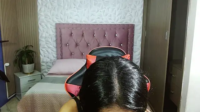 Snapshot of emily_rz1 chatting on April 25, 6:49 pm emily rz1 online show from April 25, 6:49 pm