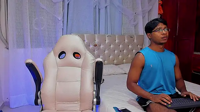 Snapshot of john_mystic chatting on October 17, 3:10 am john mystic online show from October 17, 3:10 am