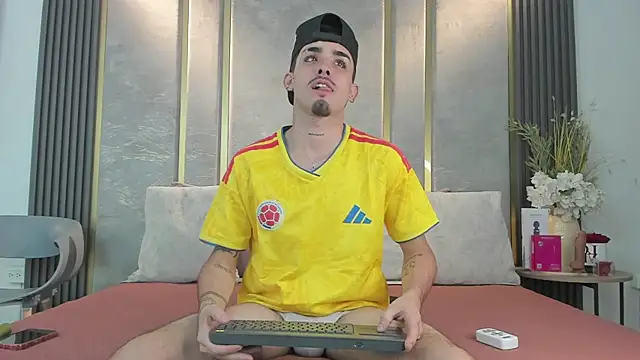 Snapshot of NikoStone_ chatting on June 28, 4:40 am NikoStone online show from June 28, 4:40 am