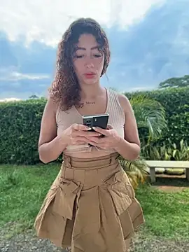 Snapshot of roxyrougee chatting on May 5, 10:45 am roxyrougee online show from May 5, 10:45 am