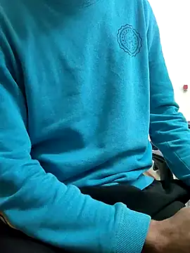 Snapshot of johnysinsr chatting on December 4, 2:43 am johnysinsr online show from December 4, 2:43 am