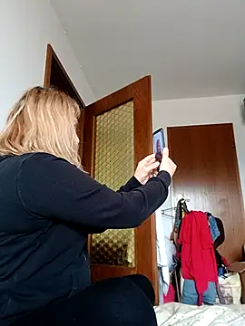 Snapshot of LiluLiluLilu chatting on March 10, 8:08 am LiluLiluLilu online show from March 10, 8:08 am