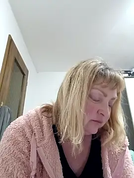 Snapshot of LiluLiluLilu chatting on March 19, 8:35 pm LiluLiluLilu online show from March 19, 8:35 pm