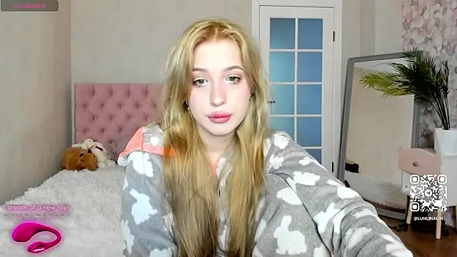 Snapshot of LightStar_18 chatting on October 2, 8:54 am LightStar 18 online show from October 2, 8:54 am