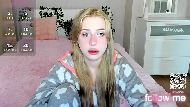 Snapshot of LightStar_18 chatting on October 4, 8:56 am LightStar 18 online show from October 4, 8:56 am