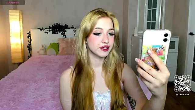 Snapshot of LightStar_18 chatting on October 20, 11:10 am LightStar 18 online show from October 20, 11:10 am