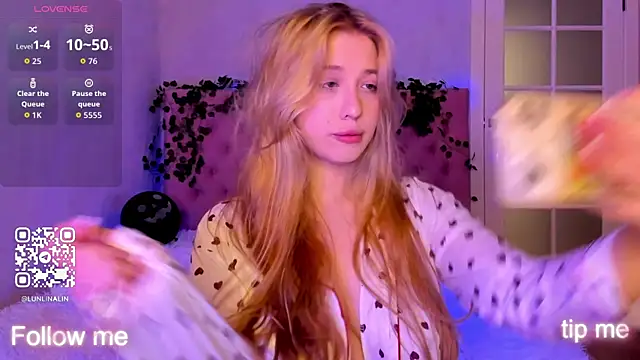 Snapshot of LightStar_18 chatting on November 9, 9:07 am LightStar 18 online show from November 9, 9:07 am