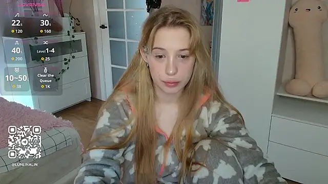 Snapshot of LightStar_18 chatting on February 16, 2:40 am LightStar 18 online show from February 16, 2:40 am