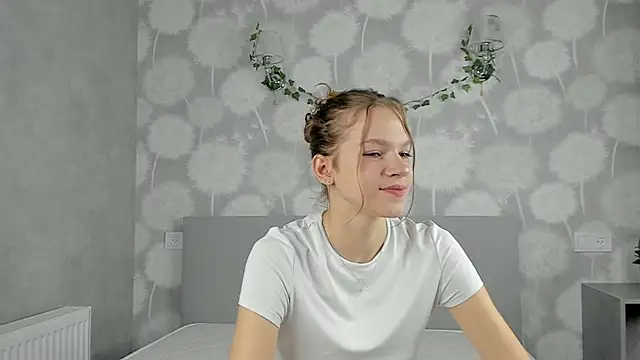 VelvetRisque online show from November 18, 8:30 am