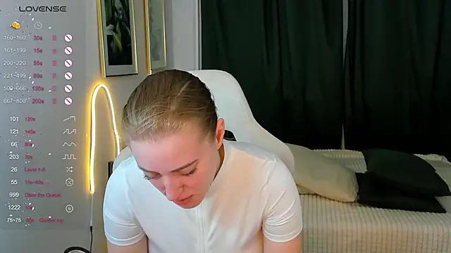 Alice Cire online show from March 29, 1:05 am