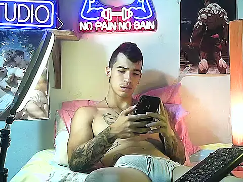 Snapshot of Strongcockfitness chatting on September 28, 12:05 am Strongcockfitness online show from September 28, 12:05 am