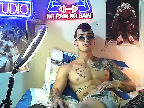 Snapshot of Strongcockfitness chatting on October 3, 12:57 pm Strongcockfitness online show from October 3, 12:57 pm