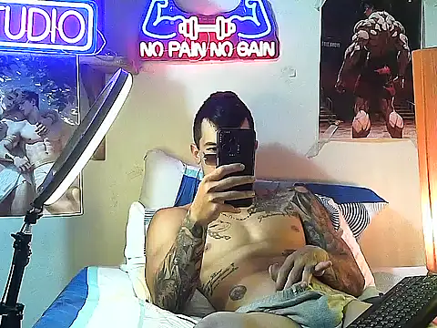 Snapshot of Strongcockfitness chatting on October 4, 1:03 am Strongcockfitness online show from October 4, 1:03 am