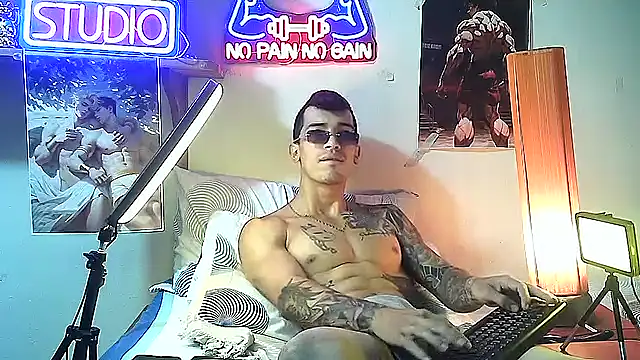 Snapshot of Strongcockfitness chatting on October 4, 11:36 pm Strongcockfitness online show from October 4, 11:36 pm