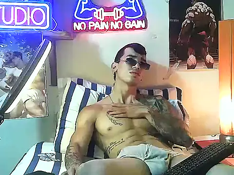 Snapshot of Strongcockfitness chatting on October 8, 1:47 am Strongcockfitness online show from October 8, 1:47 am