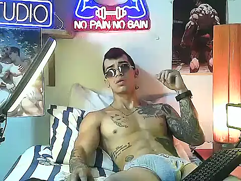 Snapshot of Strongcockfitness chatting on October 10, 4:17 pm Strongcockfitness online show from October 10, 4:17 pm