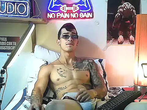 Snapshot of Strongcockfitness chatting on October 11, 1:53 pm Strongcockfitness online show from October 11, 1:53 pm