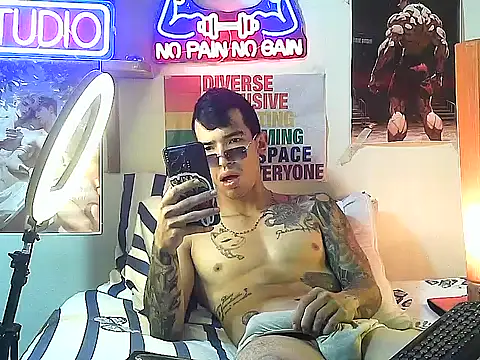 Snapshot of Strongcockfitness chatting on October 15, 5:24 pm Strongcockfitness online show from October 15, 5:24 pm