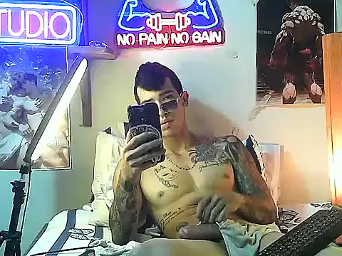 Snapshot of Strongcockfitness chatting on October 18, 9:04 pm Strongcockfitness online show from October 18, 9:04 pm