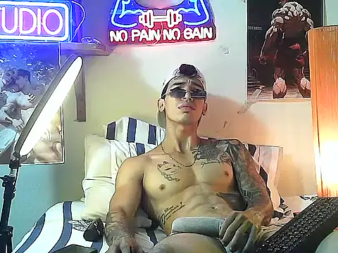 Snapshot of Strongcockfitness chatting on October 19, 3:01 pm Strongcockfitness online show from October 19, 3:01 pm