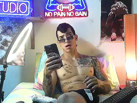 Snapshot of Strongcockfitness chatting on October 20, 2:28 pm Strongcockfitness online show from October 20, 2:28 pm