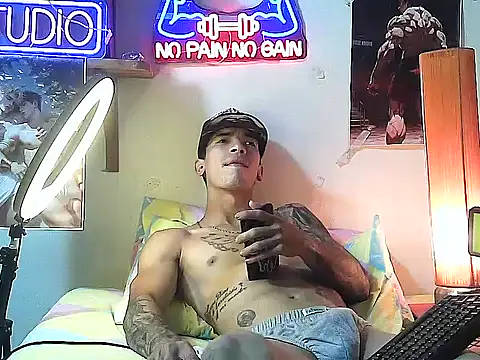 Snapshot of Strongcockfitness chatting on October 21, 2:45 am Strongcockfitness online show from October 21, 2:45 am