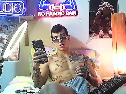 Snapshot of Strongcockfitness chatting on October 22, 11:04 pm Strongcockfitness online show from October 22, 11:04 pm