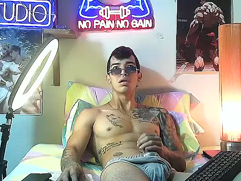 Snapshot of Strongcockfitness chatting on October 23, 4:06 pm Strongcockfitness online show from October 23, 4:06 pm