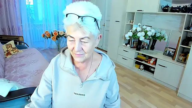 Snapshot of HotandMature chatting on December 22, 10:12 am HotandMature online show from December 22, 10:12 am