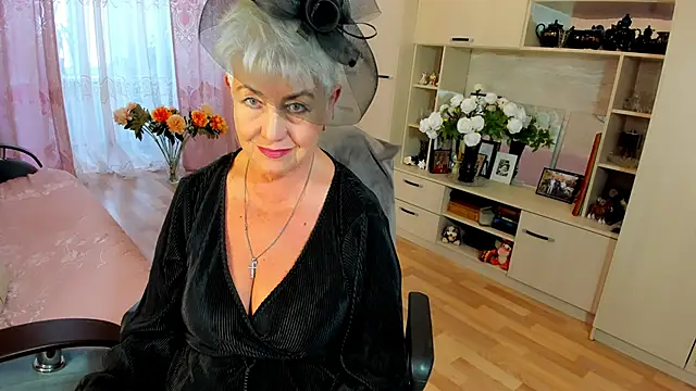 Snapshot of HotandMature chatting on February 19, 12:12 pm HotandMature online show from February 19, 12:12 pm