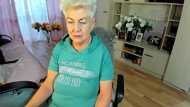 Snapshot of HotandMature chatting on February 22, 8:24 am HotandMature online show from February 22, 8:24 am