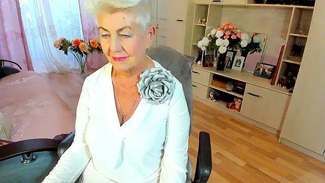 Snapshot of HotandMature chatting on February 24, 1:31 pm HotandMature online show from February 24, 1:31 pm