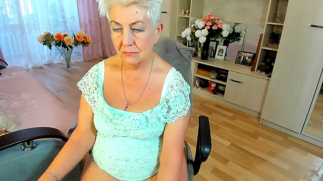 Snapshot of HotandMature chatting on March 5, 9:16 am HotandMature online show from March 5, 9:16 am