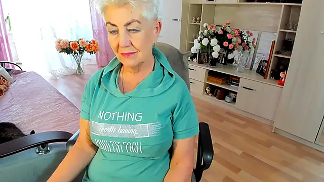 Snapshot of HotandMature chatting on March 23, 11:36 am HotandMature online show from March 23, 11:36 am