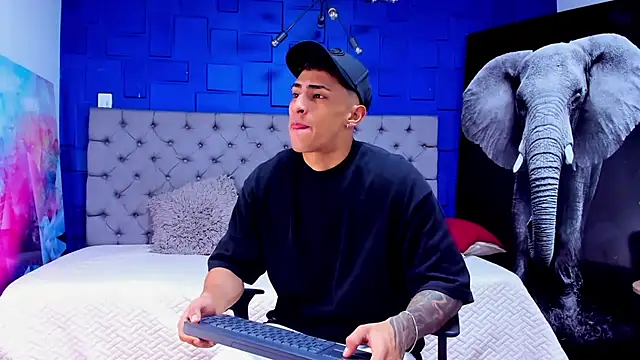 Snapshot of adrian_ray chatting on September 13, 11:43 am adrian ray online show from September 13, 11:43 am