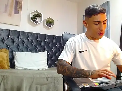 Snapshot of adrian_ray chatting on October 3, 6:16 pm adrian ray online show from October 3, 6:16 pm