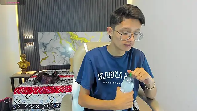 SantiagoRusso18 online show from December 18, 12:44 pm