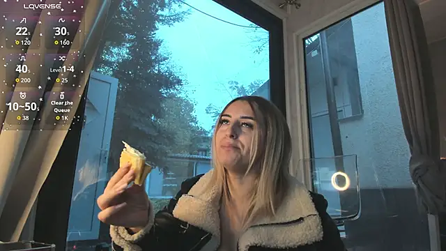 Ella Vee online show from November 14, 5:50 am