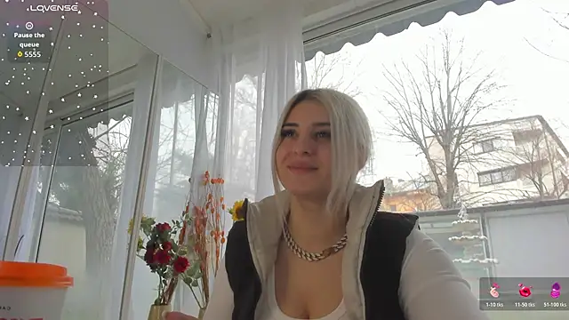 Ella Vee online show from March 26, 7:25 am